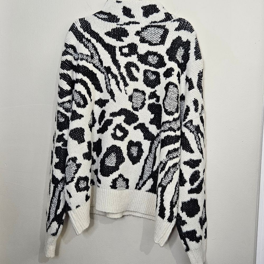 Forever 21 Black and White Animal Print Sweater Oversized Mock Neck Medi… - Picture 7 of 9